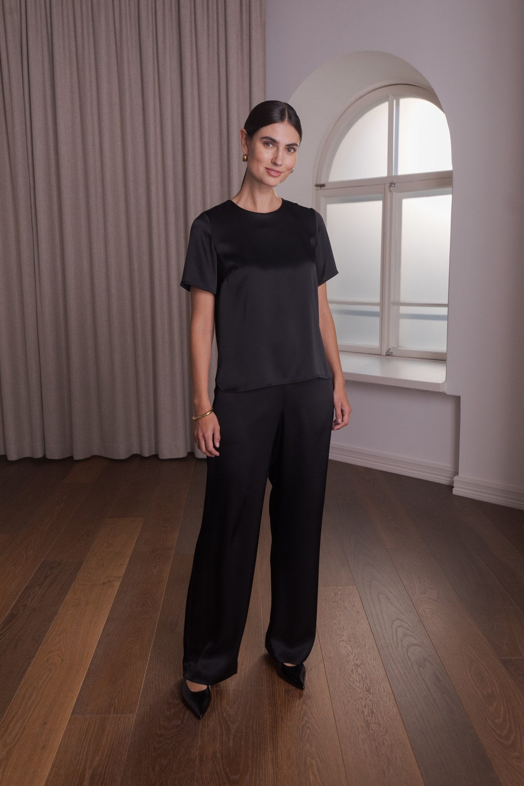 Leveälahkeiset satiinihousut, Black