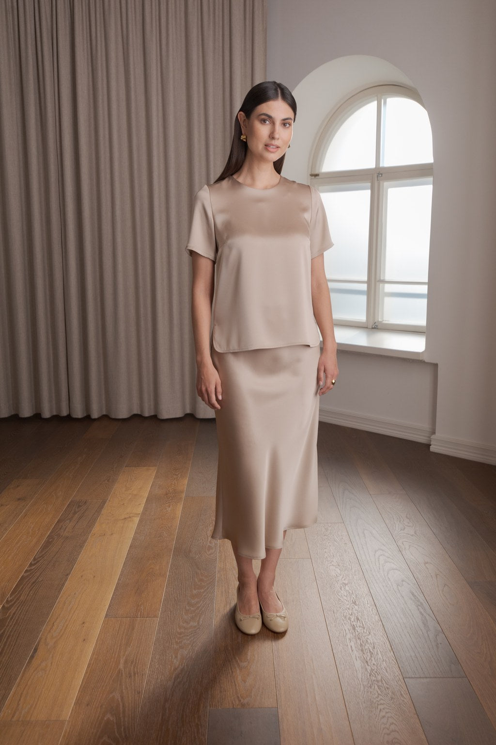 Lyhythihainen satiinipaita, Latte