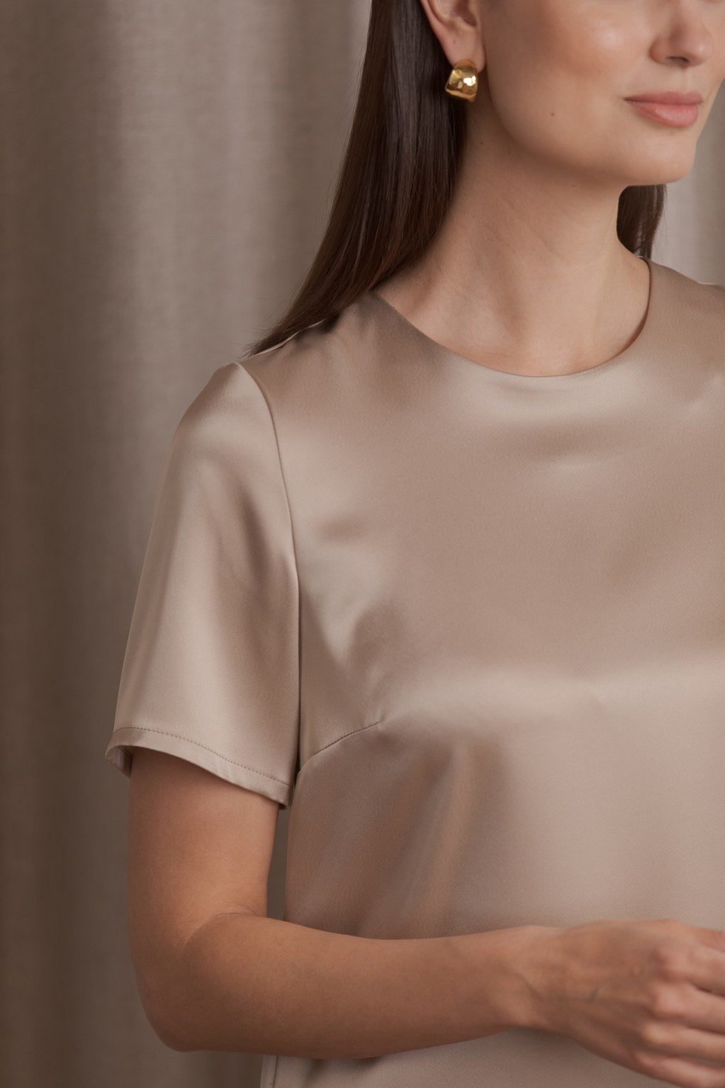 Lyhythihainen satiinipaita, Latte