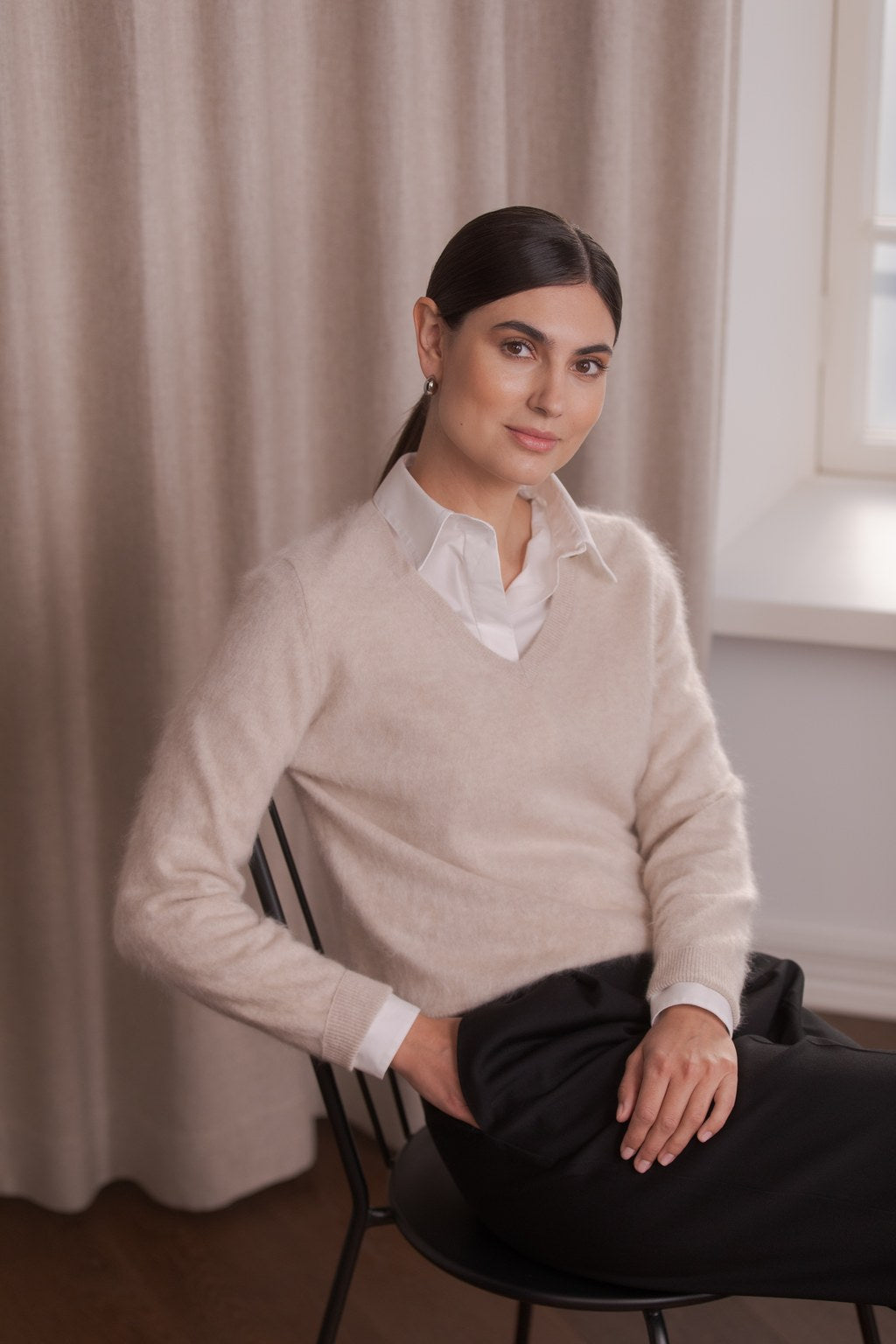 Pitkähihainen kashmirneule V-kaula-aukolla, Latte