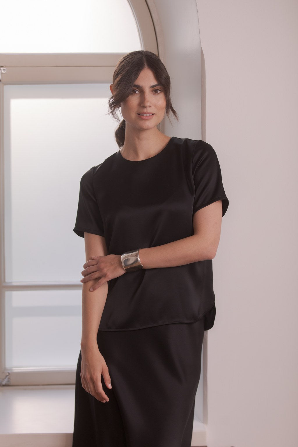 Lyhythihainen satiinipaita, Black