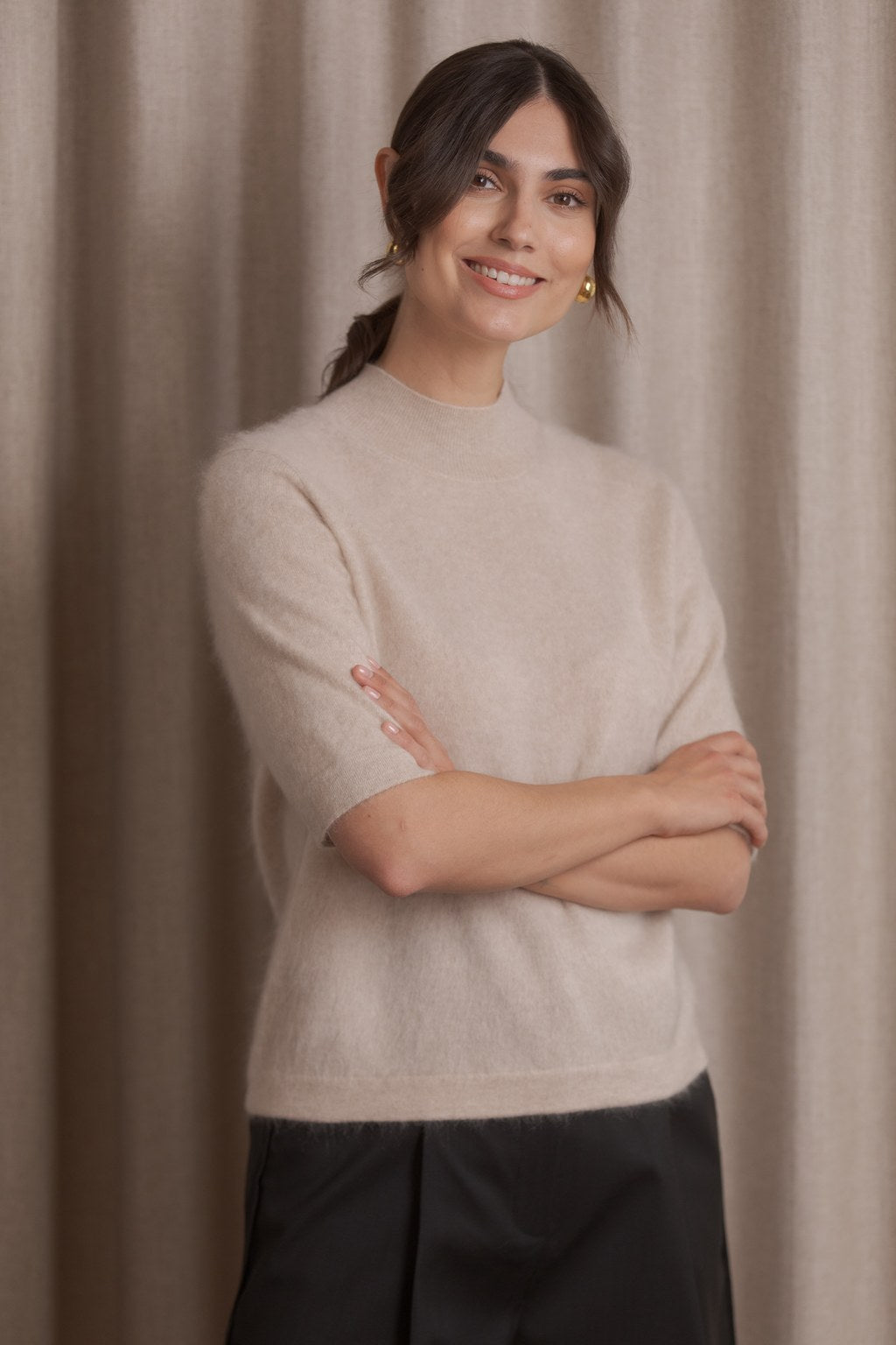 Lyhythihainen kashmirneule puolipoolokauluksella, Latte