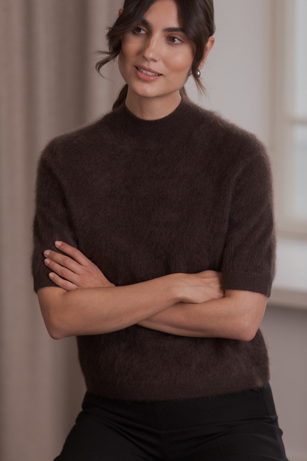 Lyhythihainen kashmirneule puolipoolokauluksella, Dark chocolate