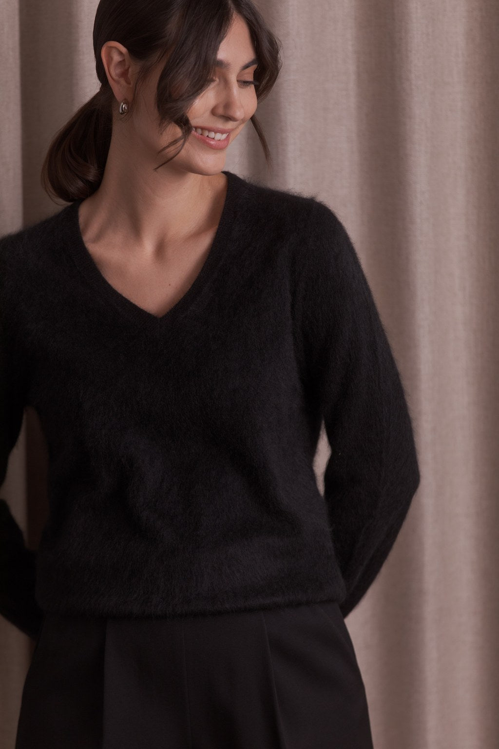 Long-sleeved brushed cashmere sweater with V-neck, Black