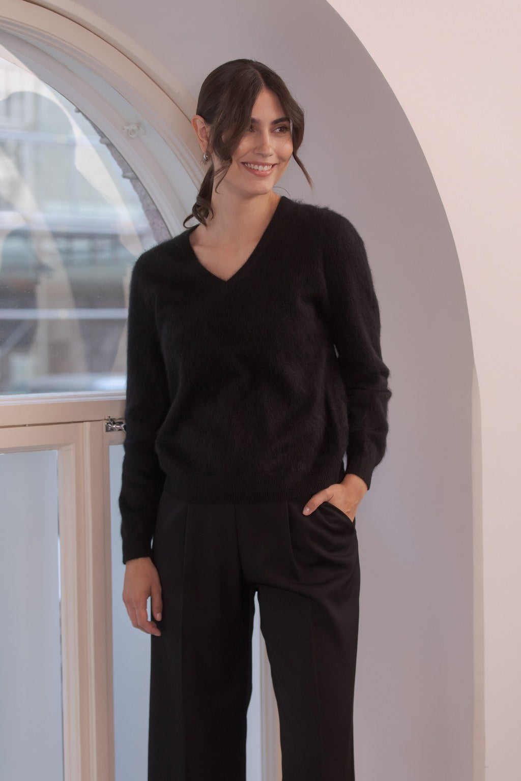 Long-sleeved brushed cashmere sweater with V-neck, Black