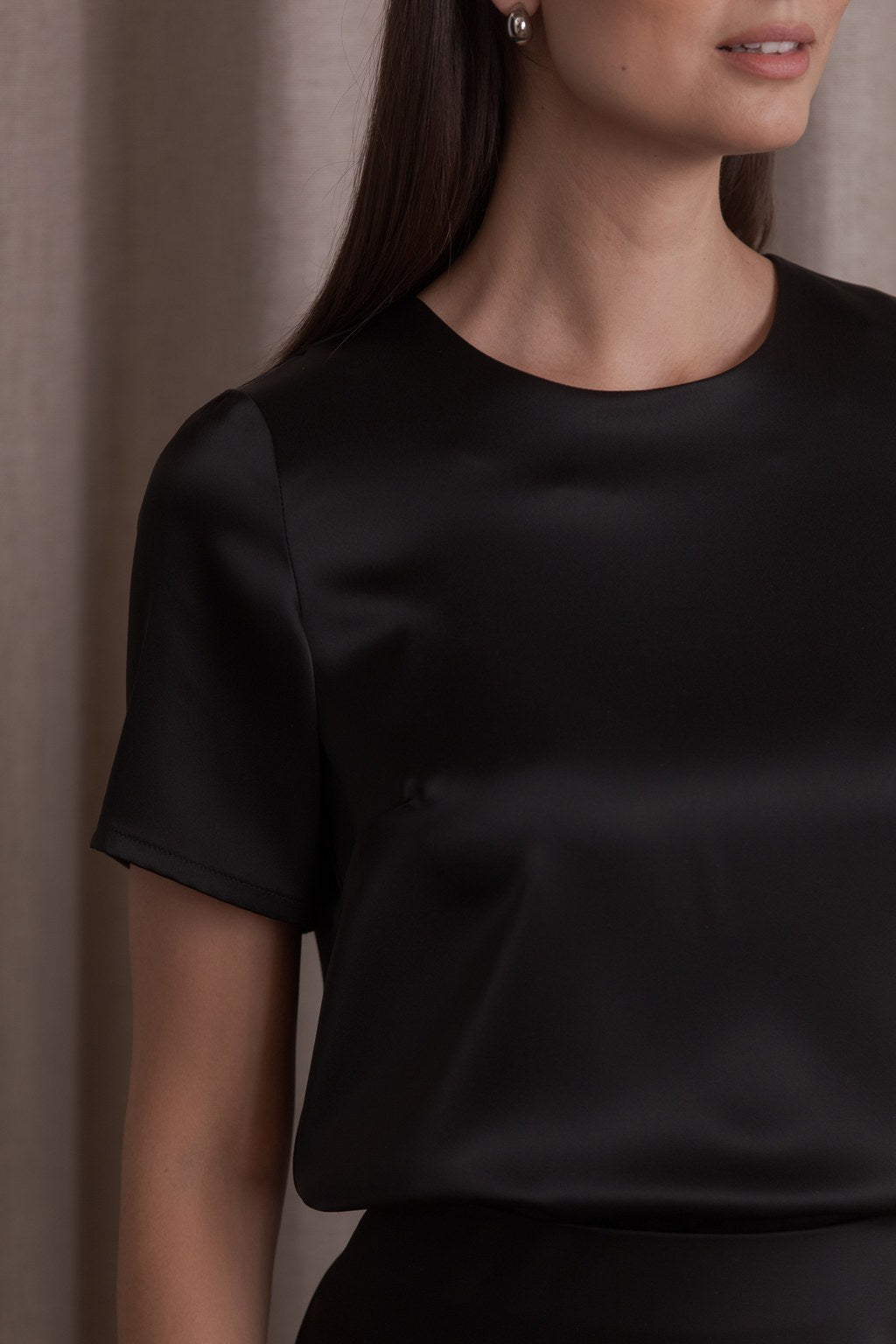 Lyhythihainen satiinipaita, Black