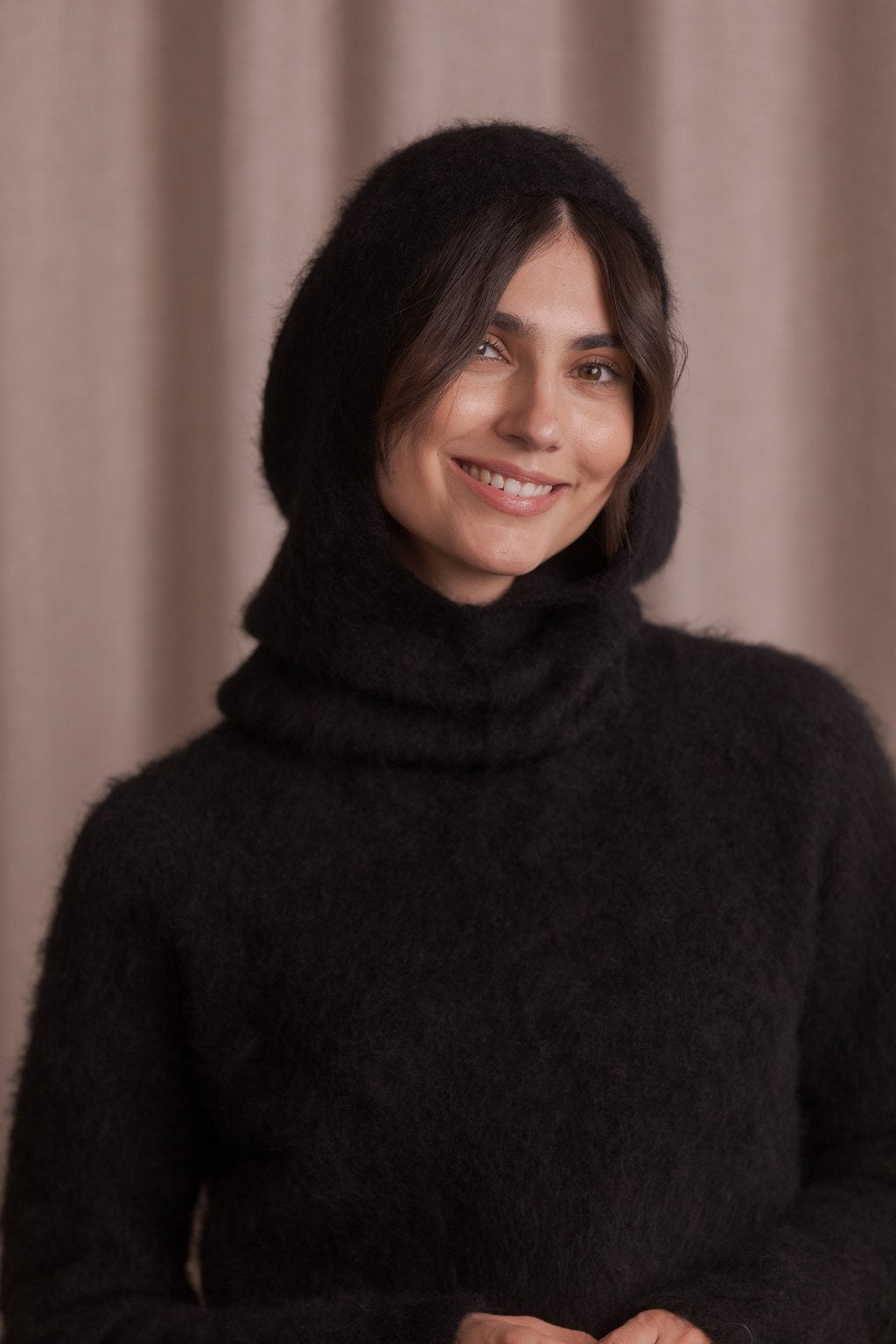 Alpakanvillasta valmistettu musta huppu