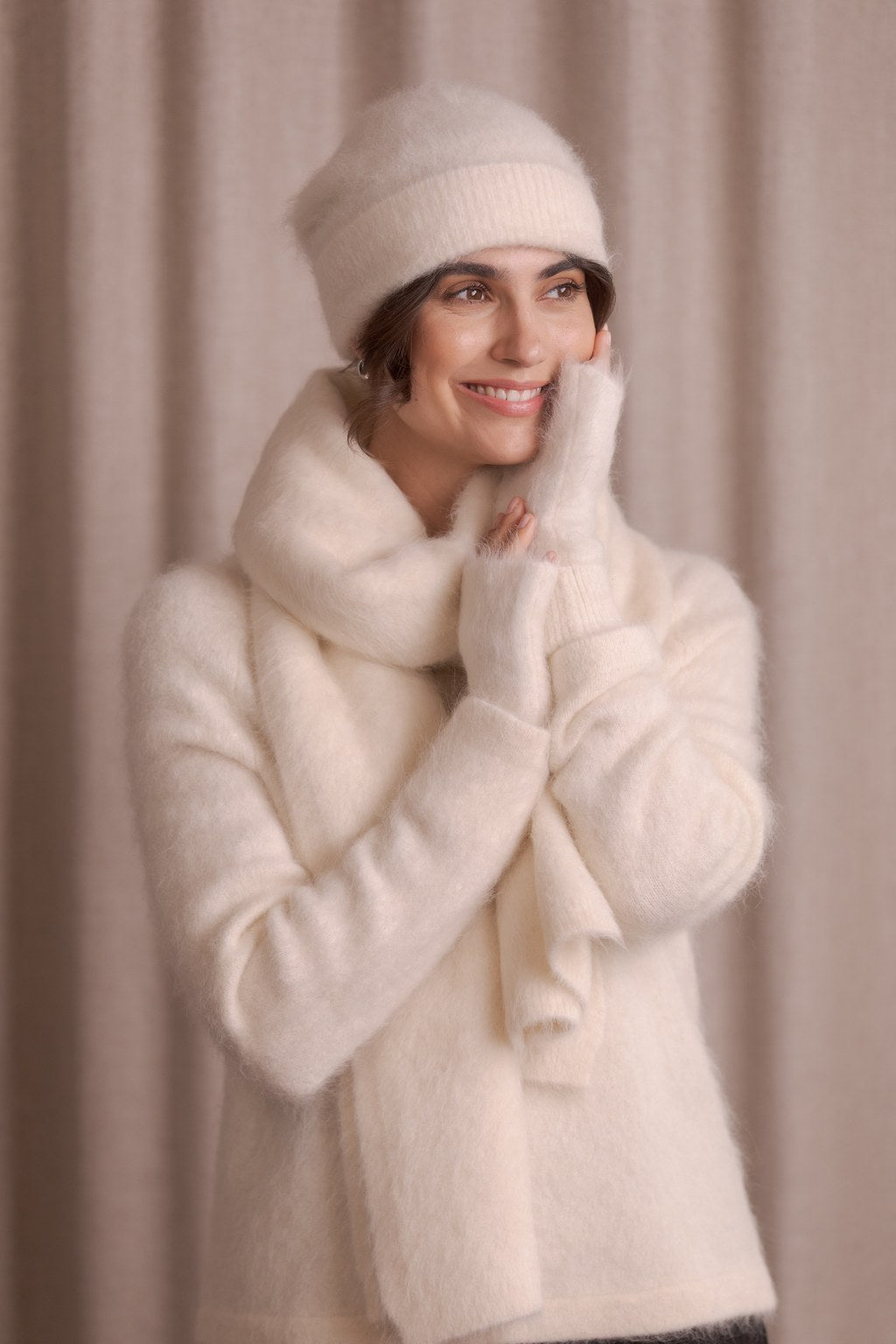 Alpakanvillasta valmistetut kynsikkäät sävyssä cream