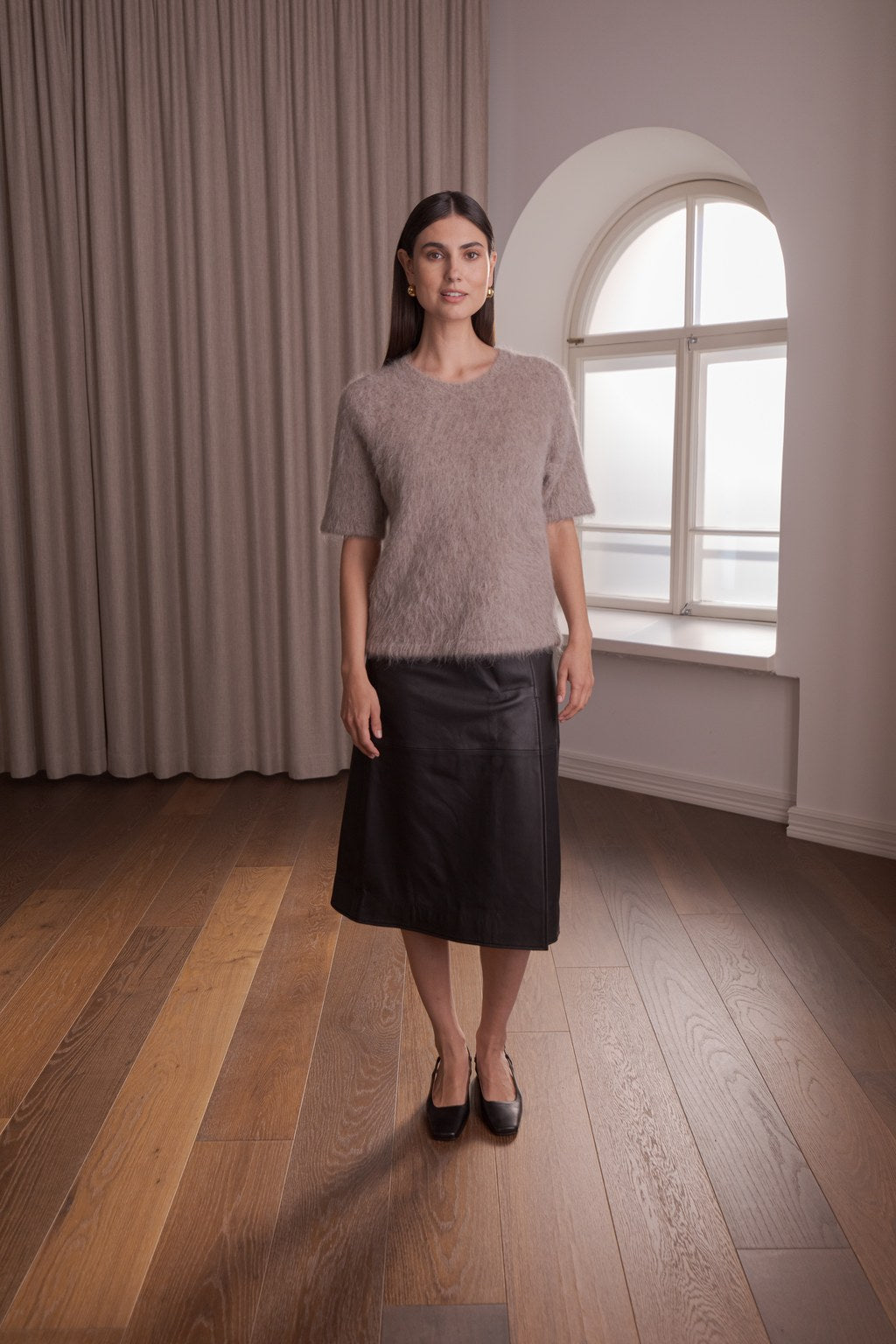 Alpakanvillasta valmistettu lyhythihainen neule, greige