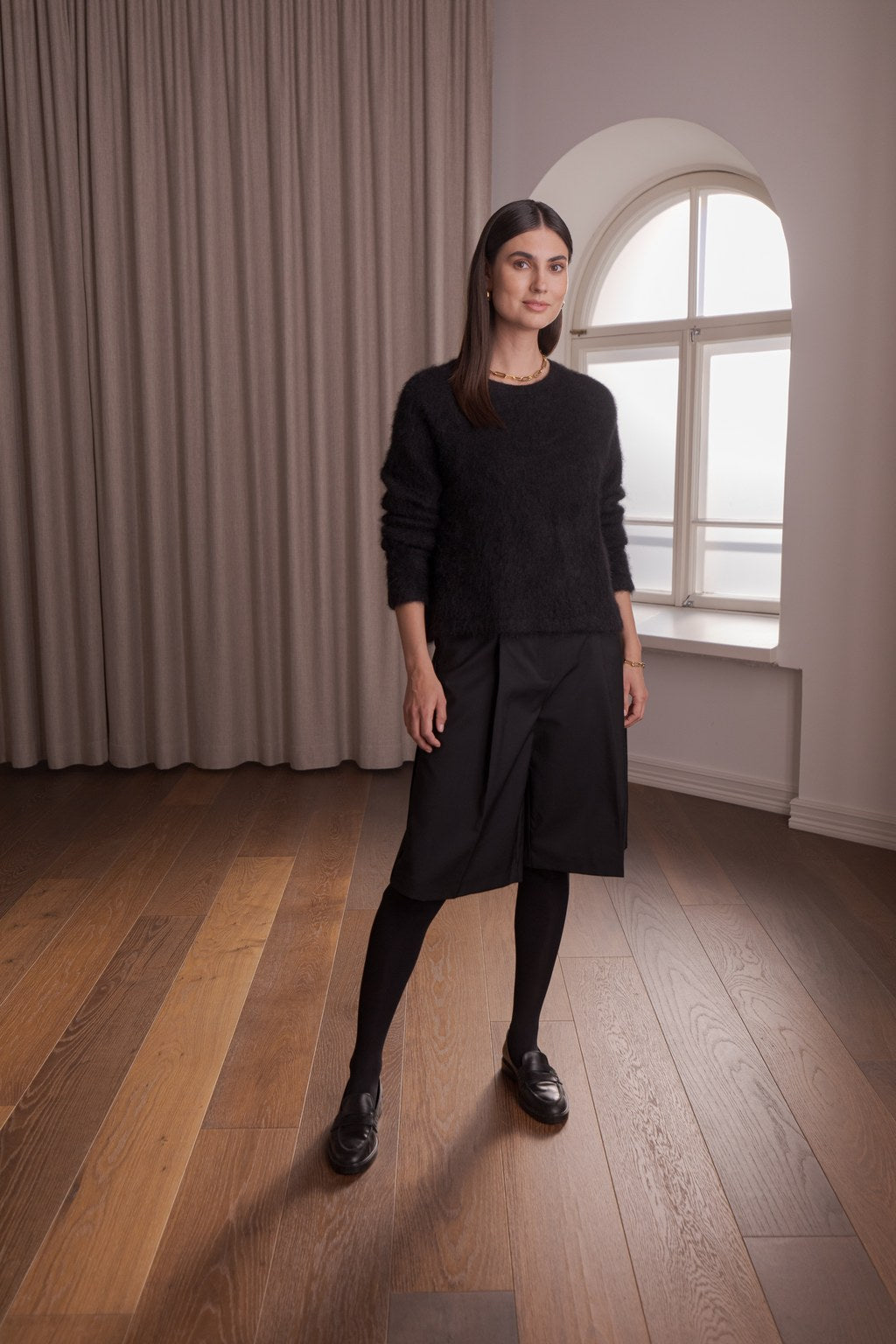 Alpakanvillasta valmistettu pitkähihainen neule, musta