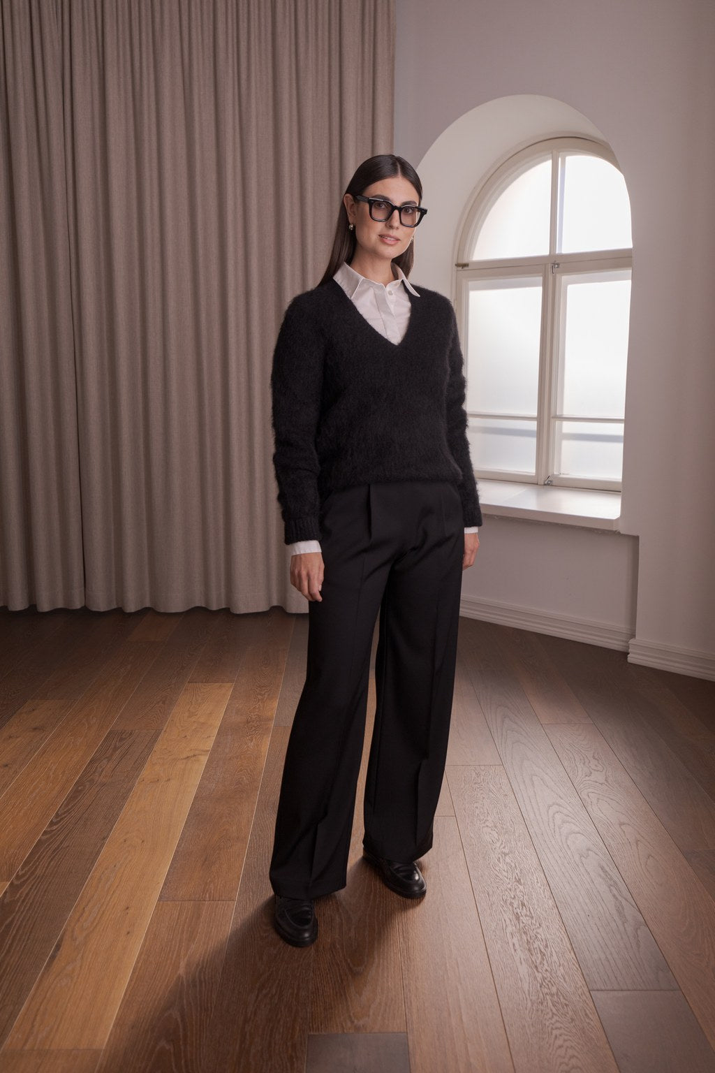 Alpakanvillasta valmistettu musta neule v-kaula-aukolla