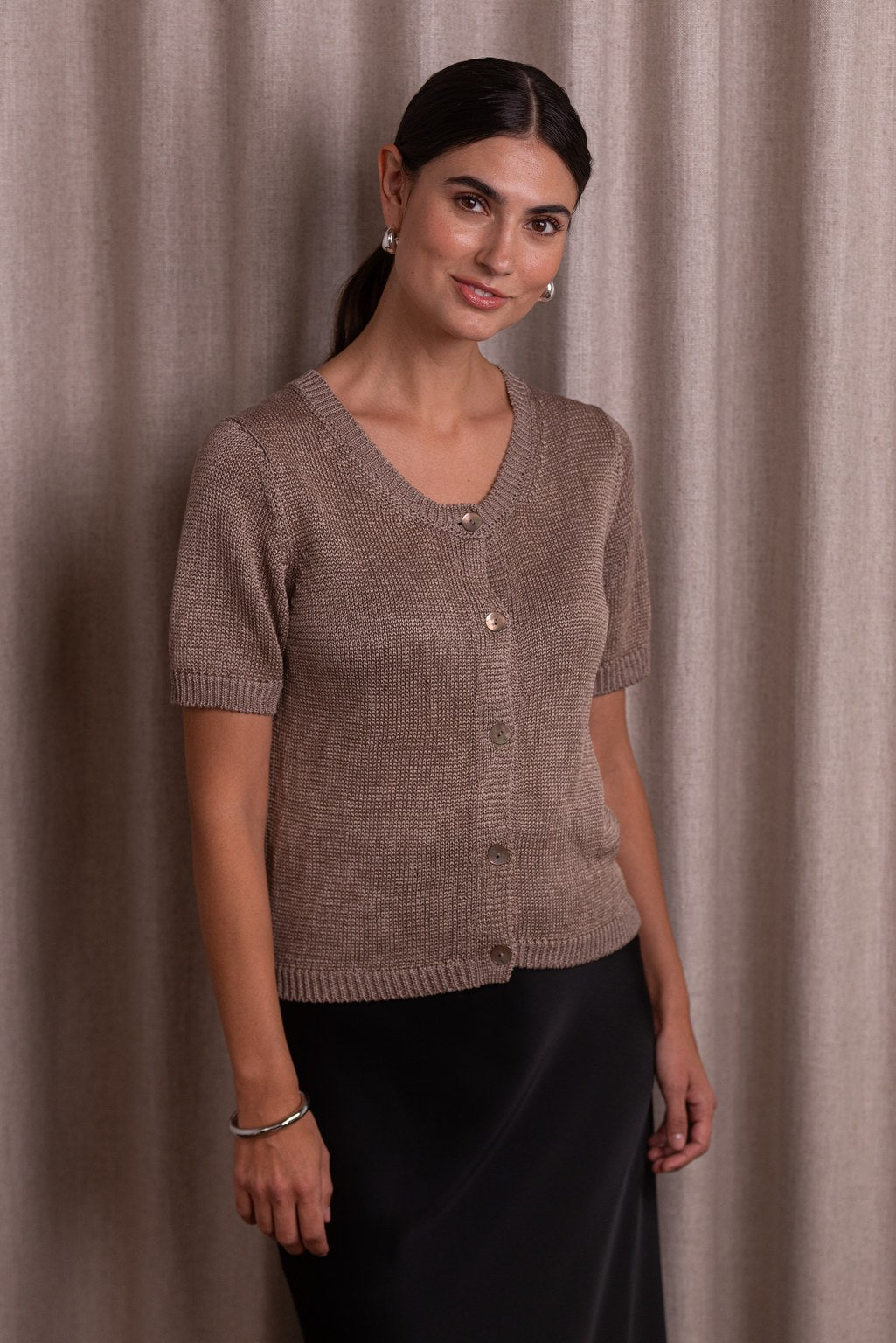 Lyhythihainen pellavasekoiteneuletakki sävyssä greige