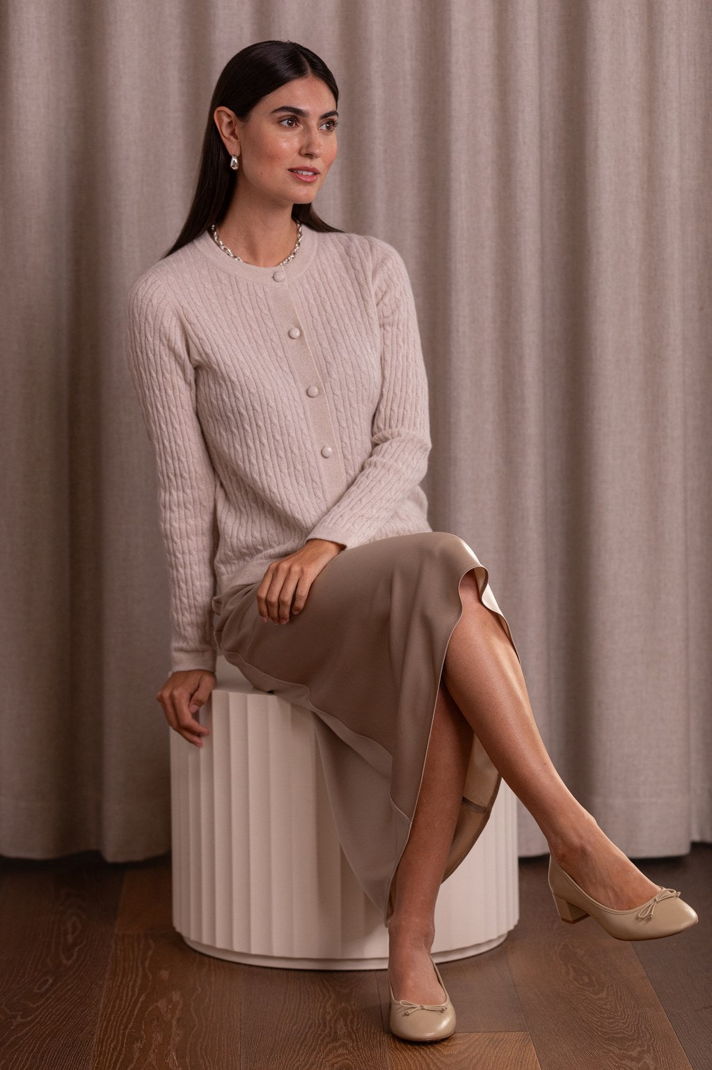 Nainen, jonka päällä Original Storyn ohut palmikkoneuletakki sävyssä latte