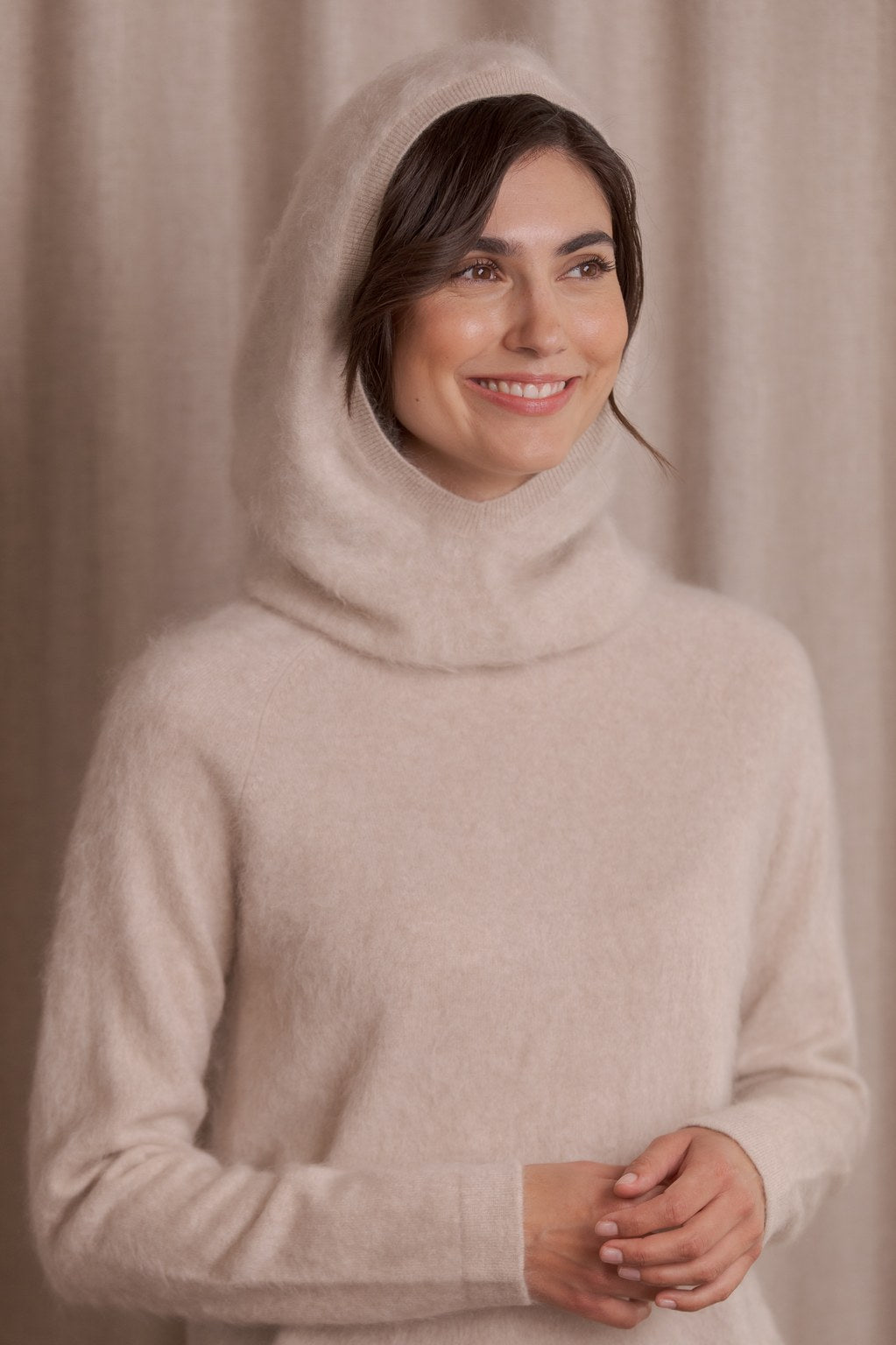 Kashmirvillasta valmistettu balaclava-tyylinen huppu, latte