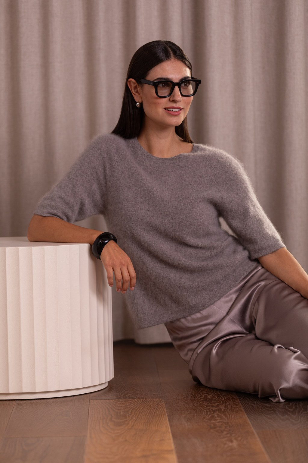 Kashmirista valmistettu lyhythihainen neule sävyssä nougat