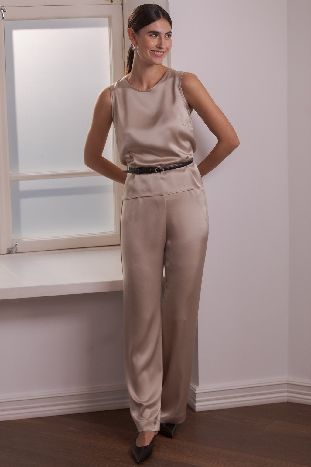 Original Storyn leveälahkeiset satiinihousut sävyssä latte