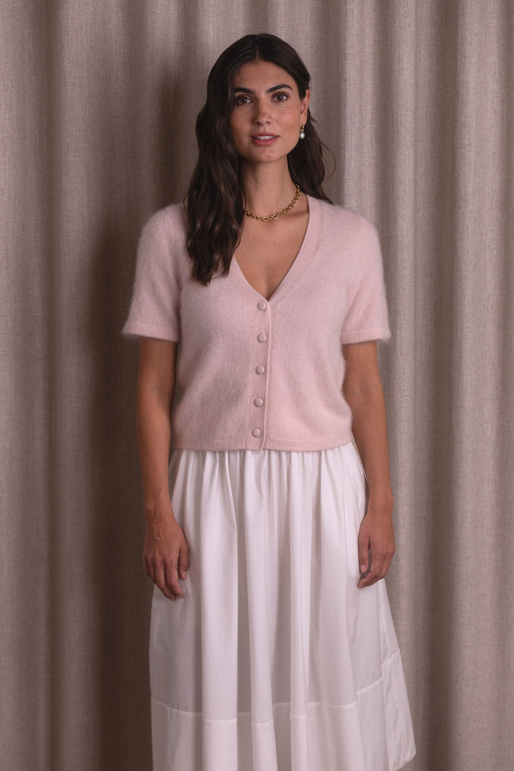 Kashmirista valmistettu neuletakki, jossa v-kaula-aukko, sävyssä pale pink