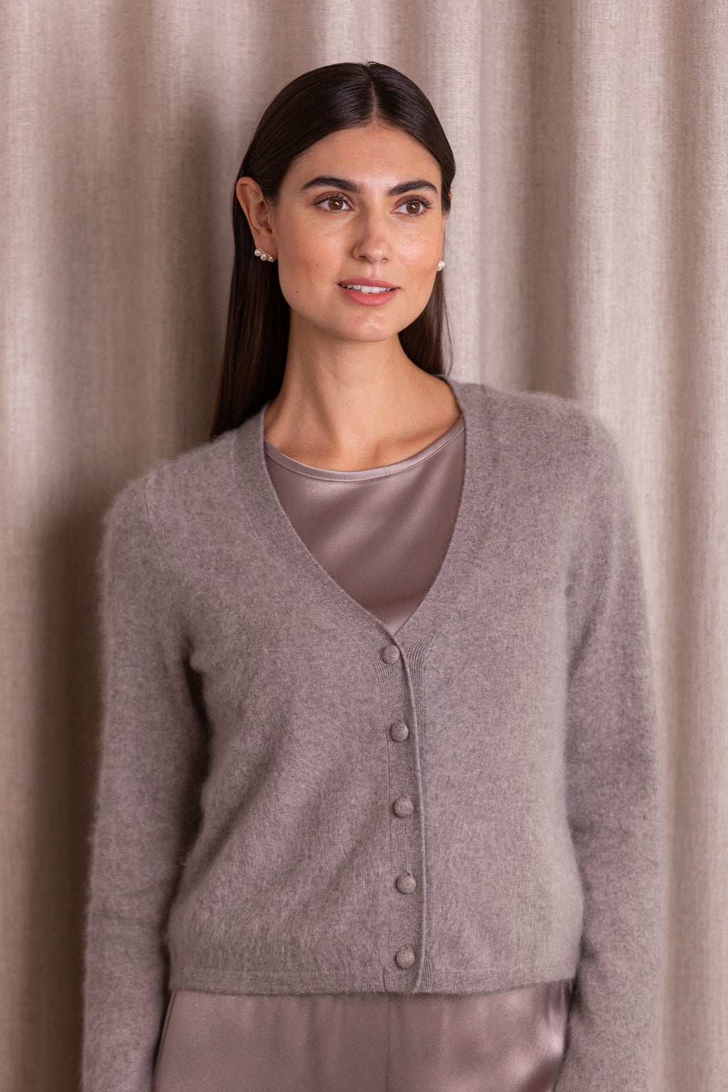 Pitkähihainen kashmirneuletakki, jossa v-kaula-aukko, sävy nougat