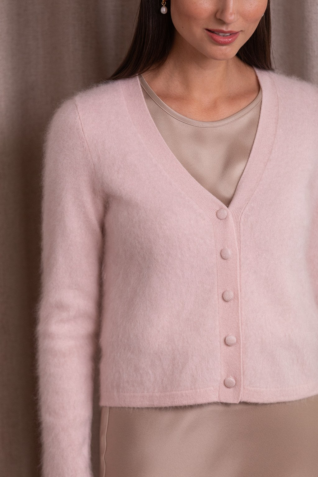 Original Storyn pitkähihainen kashmirneuletakki, jossa v-kaula-aukko. Sävyssä pale pink.