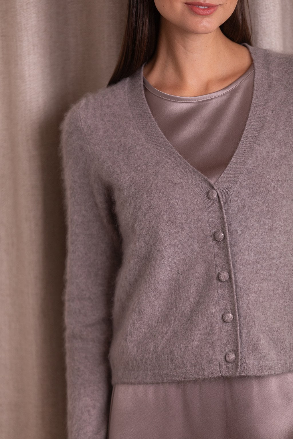 Kashmirista valmistettu neuletakki, jossa v-kaula-aukko, sävy nougat