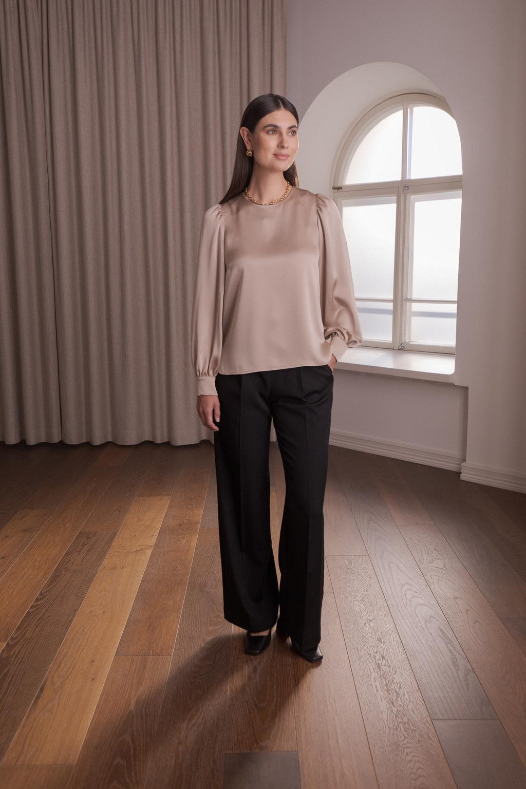 Original Storyn puhvihihallinen satiinipaita, latte