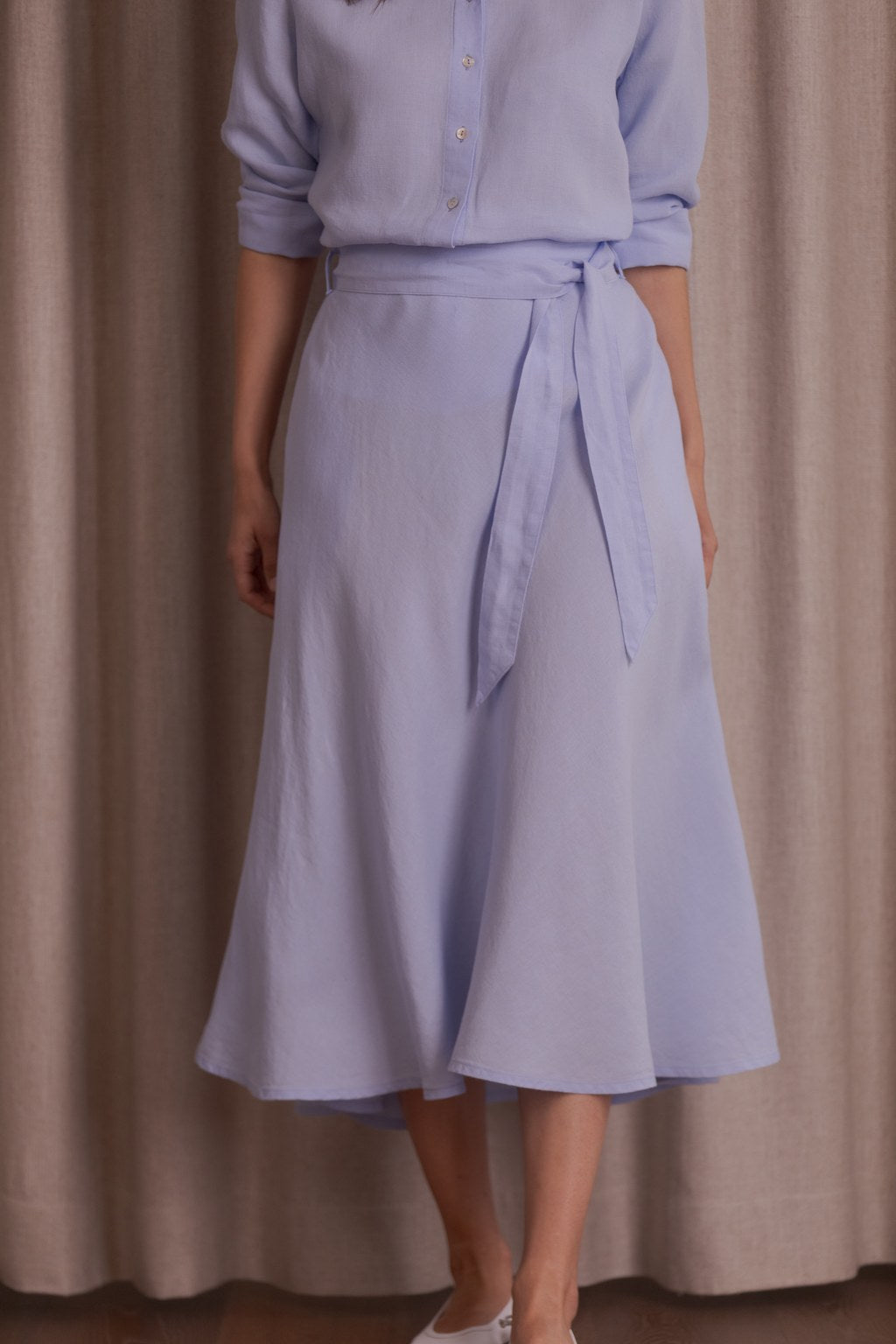 Leveähelmainen pellavahame, Sky