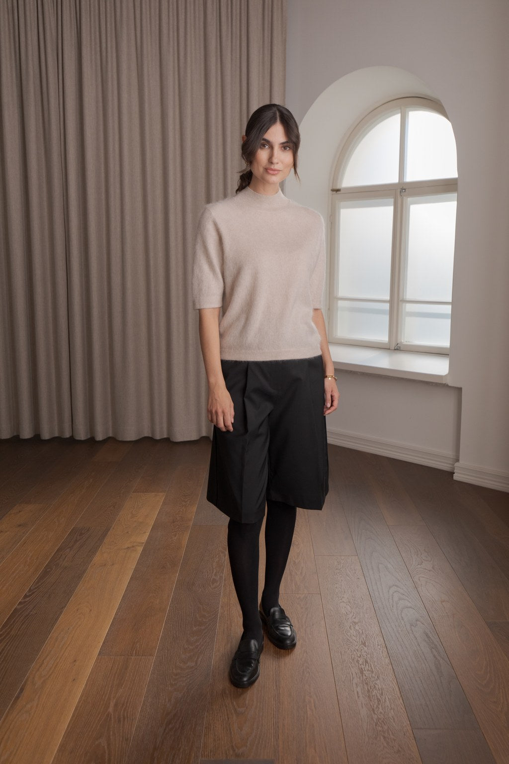 Lyhythihainen kashmirneule puolipoolokauluksella, Latte