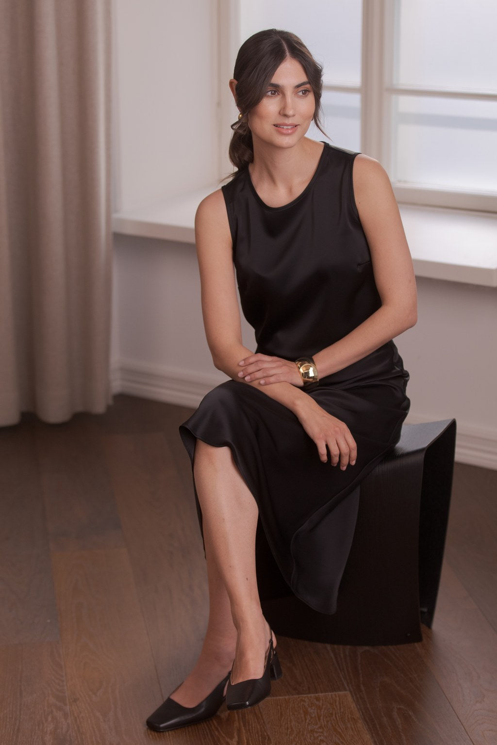 Hihaton satiinitoppi, Black