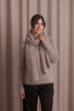 Nainen, jonka päällä Original Storyn alpakkasekoitehuivi, greige