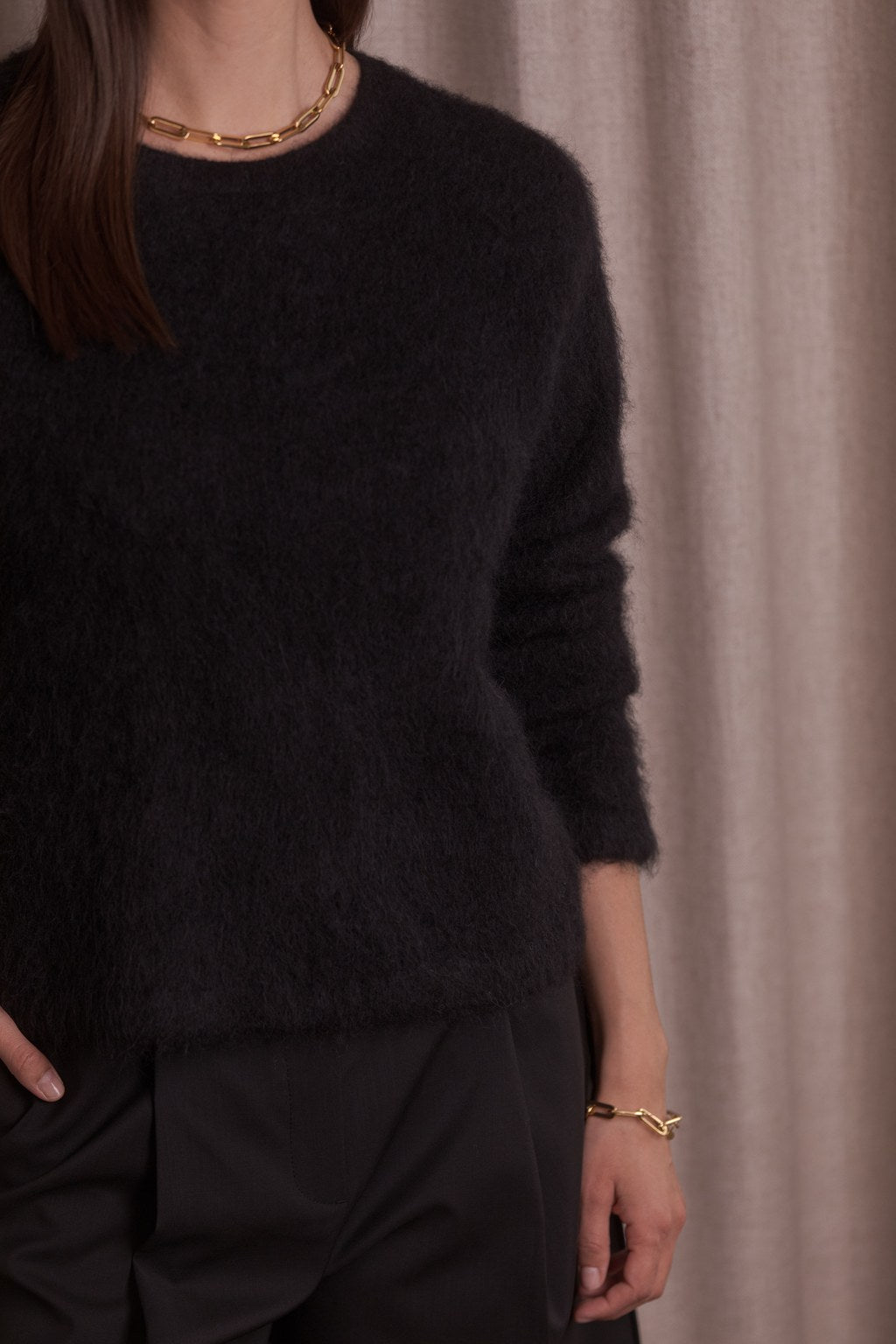 Lähikuva mustasta alpakkasekoiteneuleesta