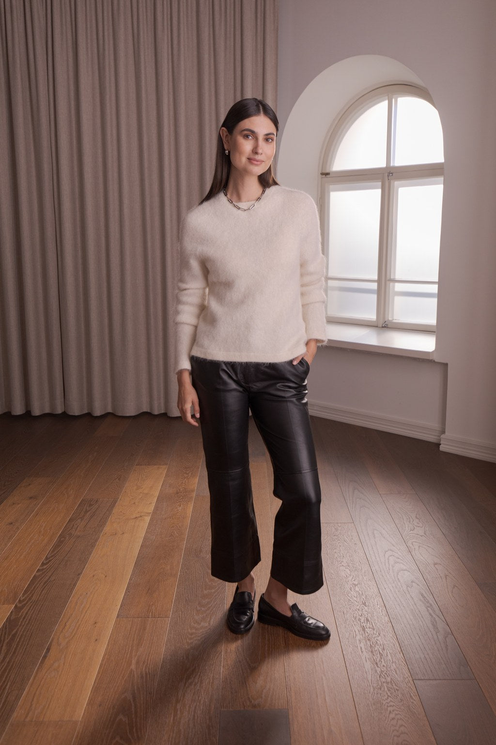 Alpakanvillasta valmistettu sekoiteneule sävyssä cream