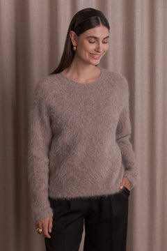 Alpakanvillasta valmistettu pitkähihainen neule, greige