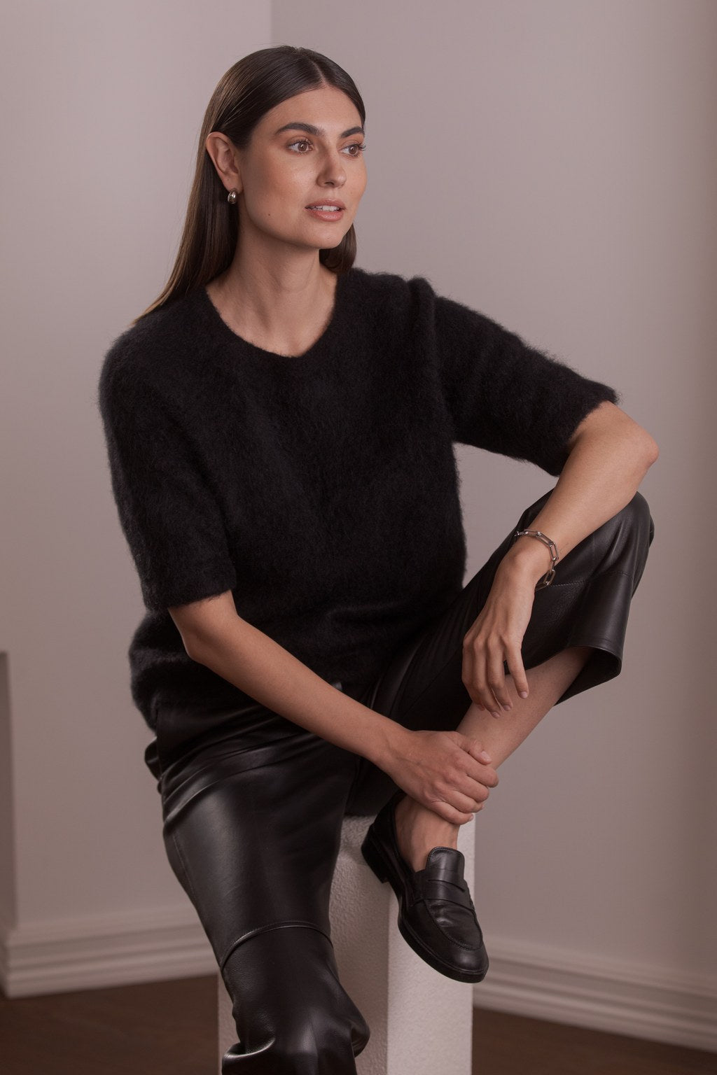 Nainen, jonka päällä Original Storyn lyhyt musta alpakkasekoiteneule