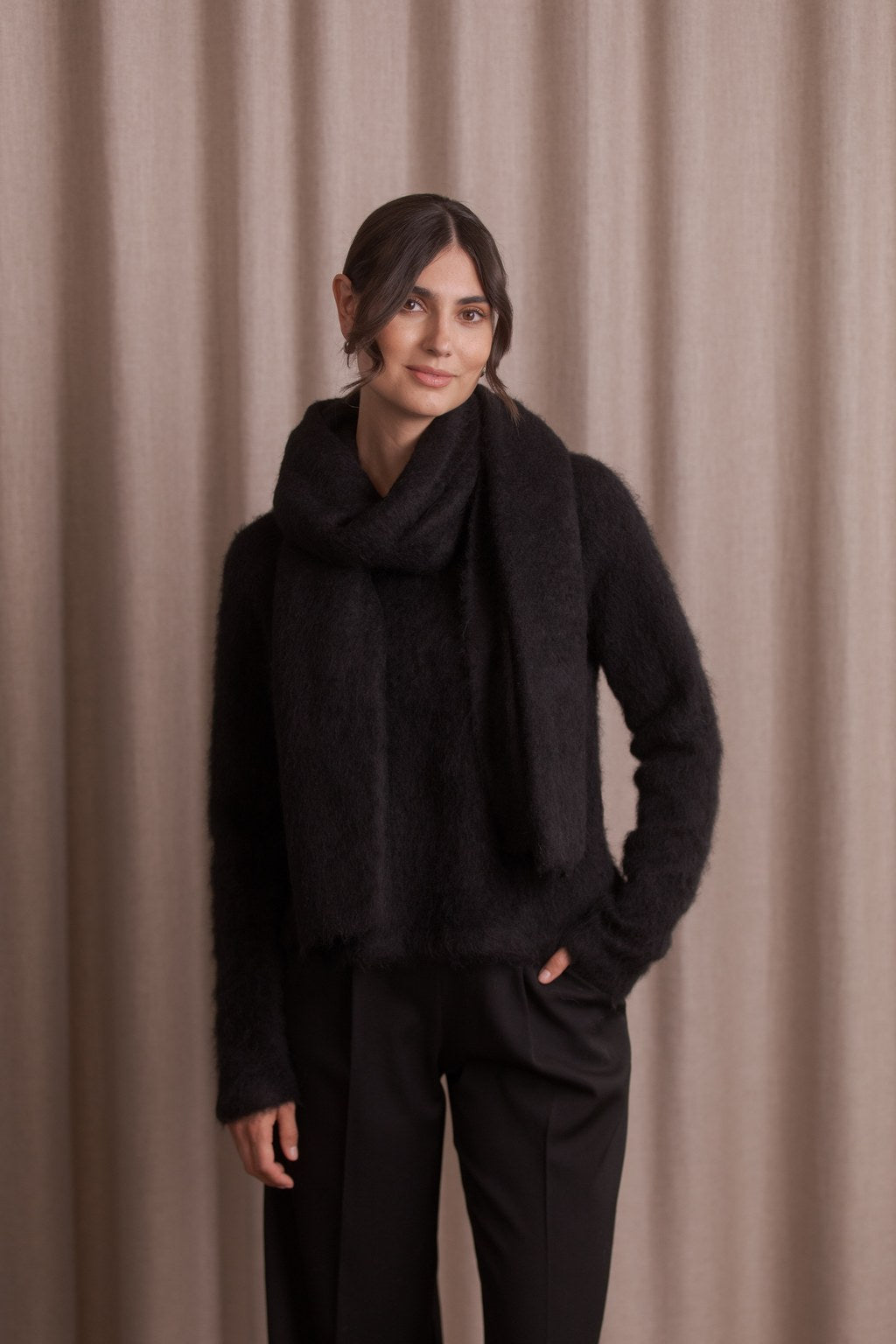 Original Storyn musta alpakkasekoitehuivi