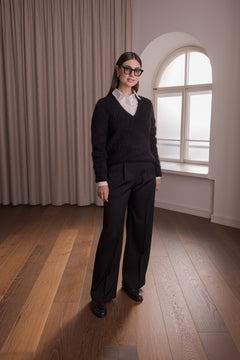 Alpakanvillasta valmistettu musta neule v-kaula-aukolla