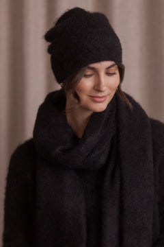 Alpakanvillasta valmistettu musta pipo ja huivi