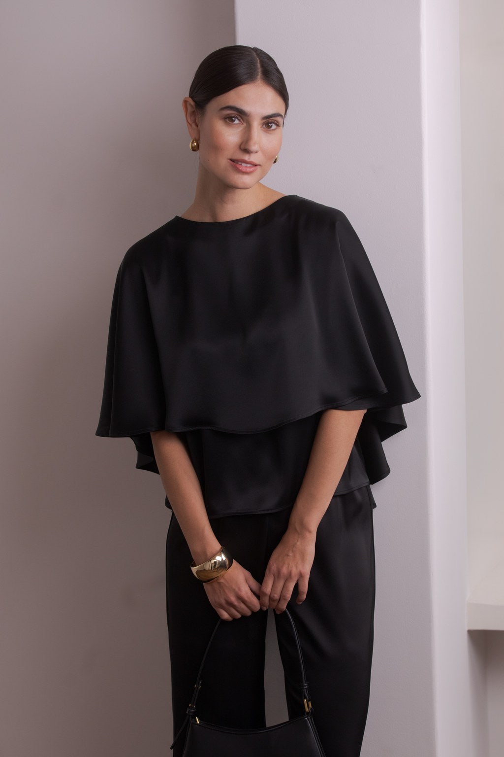 Nainen, jonka päällä musta satiinikeeppi