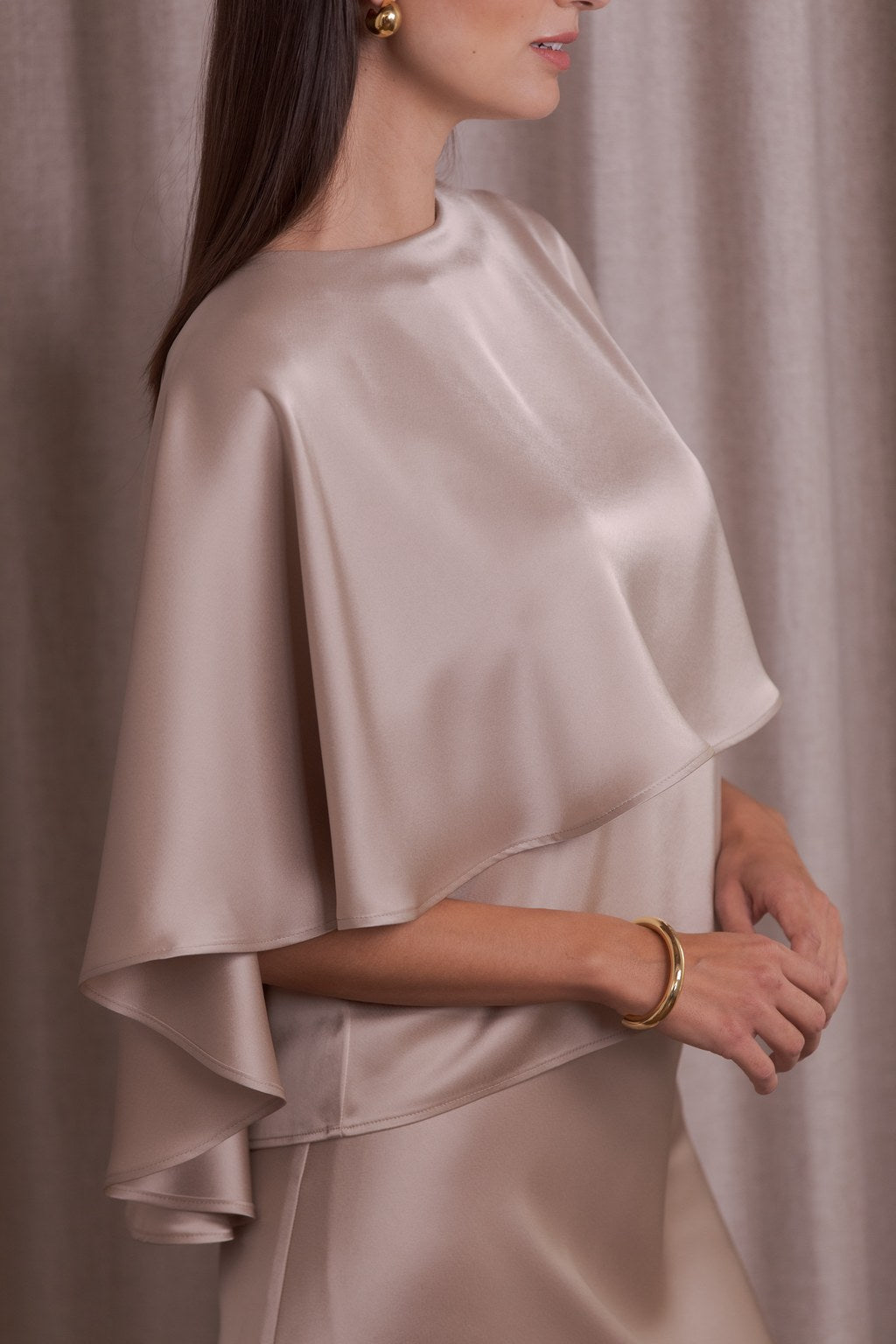 Lähikuva Original Storyn satiinicapesta,  joka valmistettu laadukkaasta triasetaatista. Sävynä latte