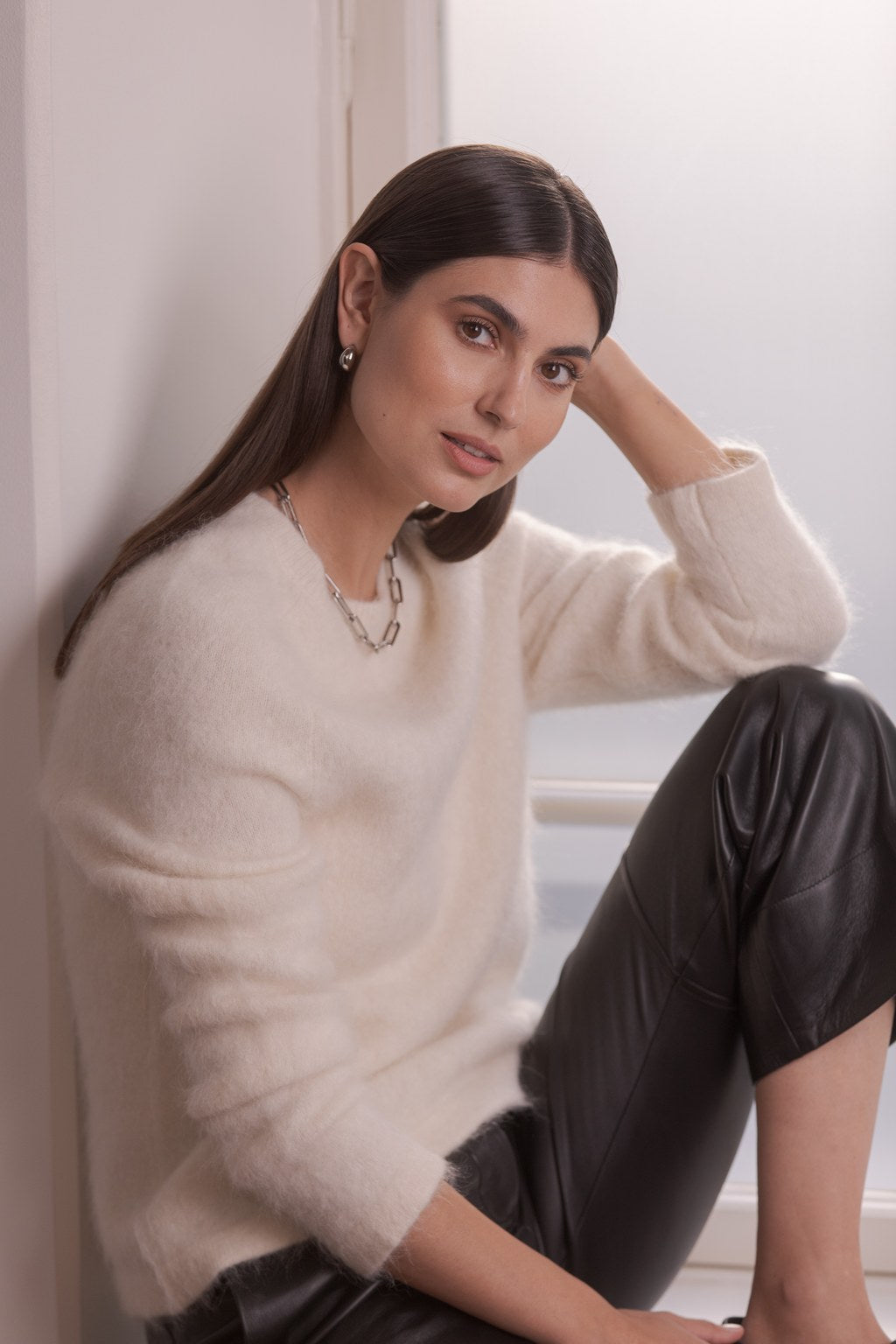 Nainen, jonka päällä Original Storyn pitkähihainen alpakkaneule, cream