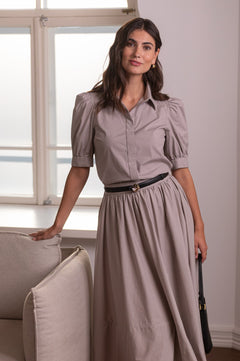 Nainen, jonka päällä Original Storyn puhvihihallinen lyhythihainen kauluspaita, greige