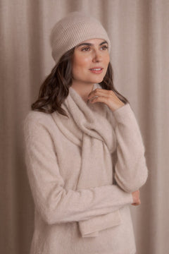 Kashmirvillasta valmistettu latte-värinen huivi ja pipo