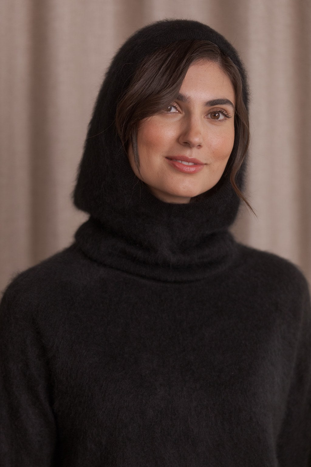 Kashmirista valmistettu musta balaclava-tyylinen huppu