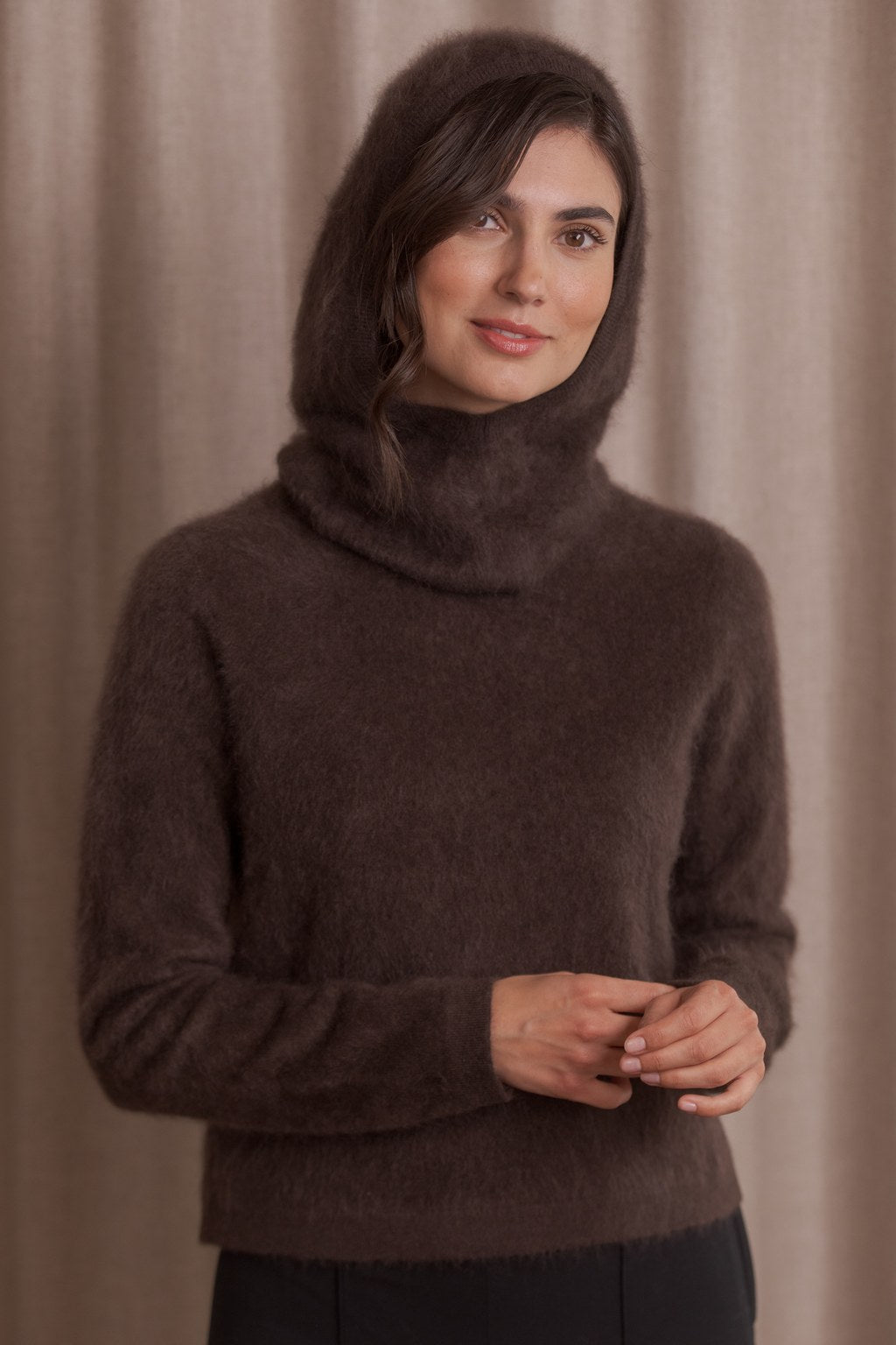 Kashmirista valmistettu ruskea huppu