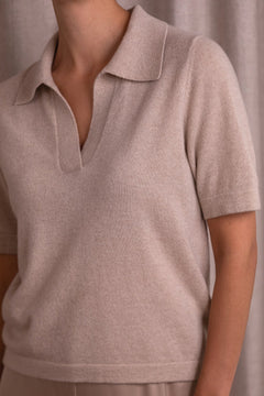 Lähikuva kauluksellisesta sileästä kashmirneuleesta sävyssä latte