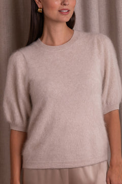 Kashmirista valmistettu lyhythihainen neule, jossa puhvihihat. 