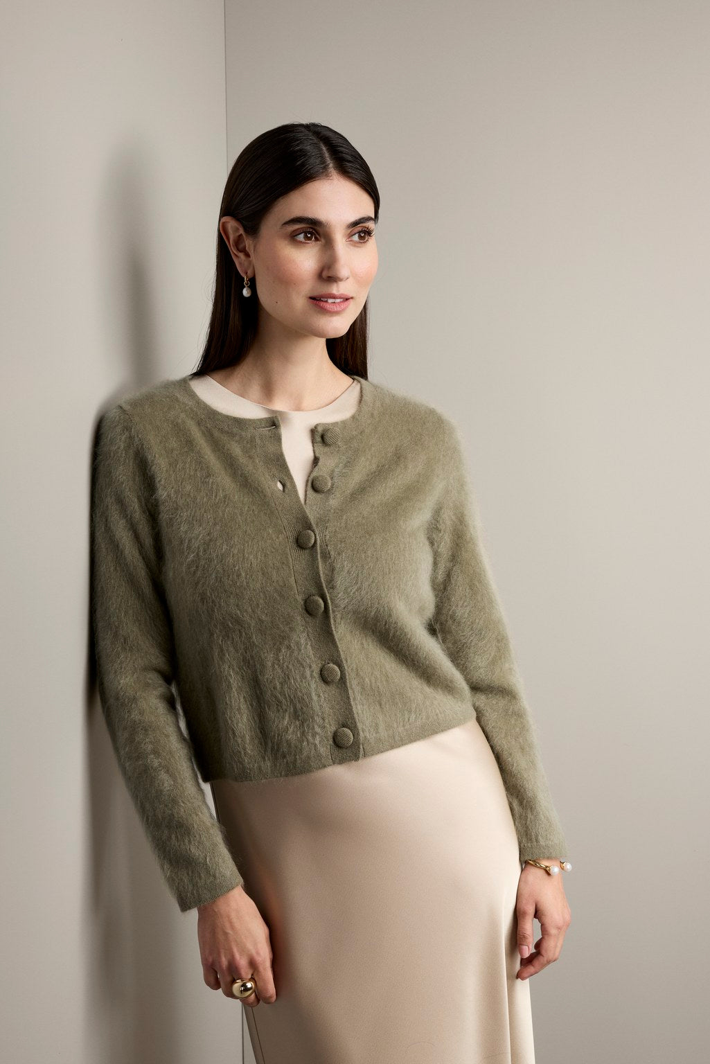 100 % kashmirista valmistettu kashmirneuletakki, jossa pitkät hihat, sävy light olive