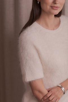 Lähikuva lyhythihaisesta alpakkasekoiteneuleesta sävyssä cream