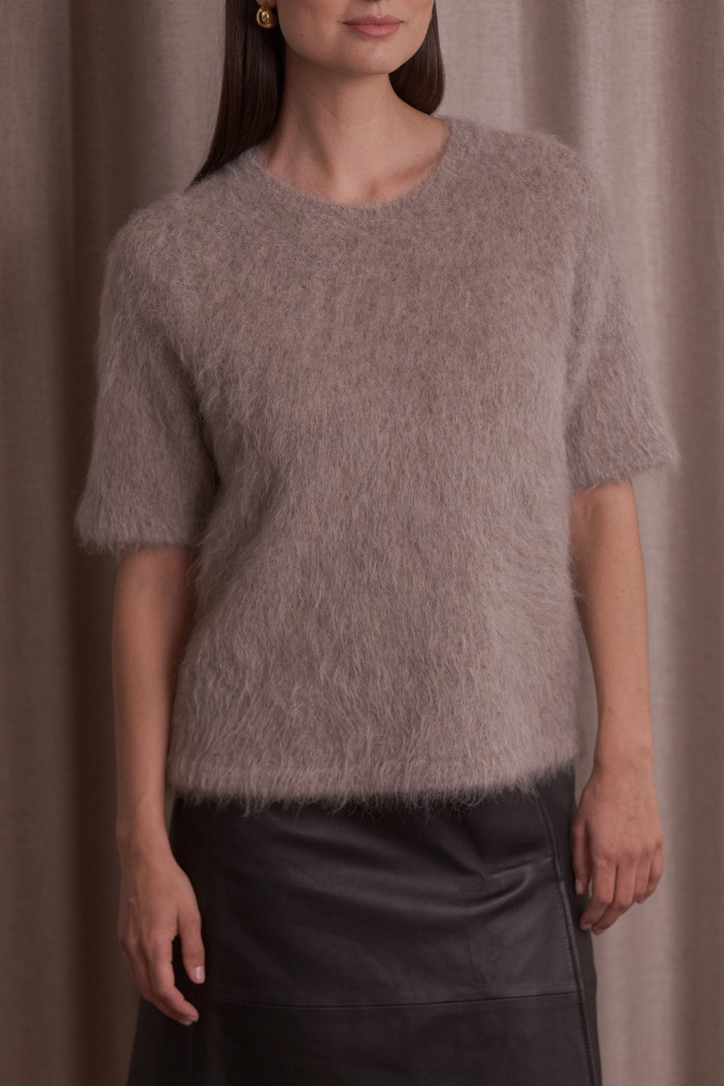 Lähikuva Original Storyn alpakkasekoiteneuleesta, greige