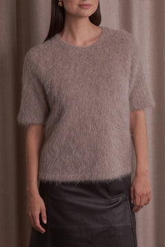 Lähikuva Original Storyn alpakkasekoiteneuleesta, greige