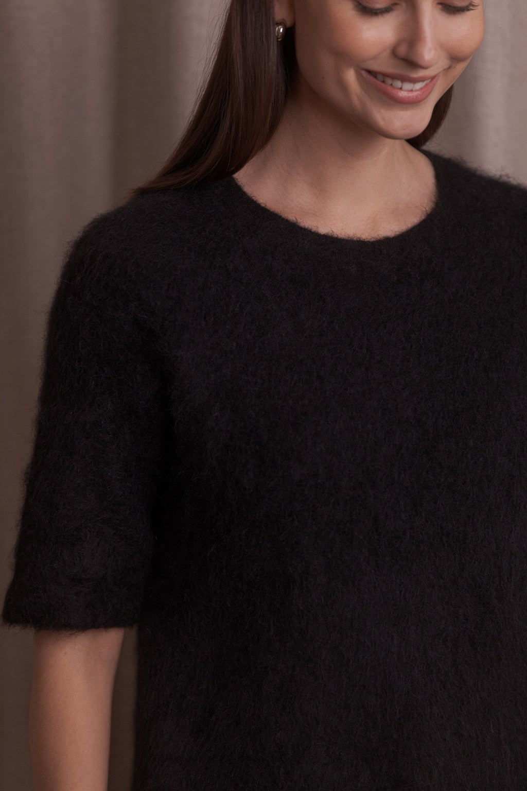lähikuva lyhythihaisesta alpakkasekoiteneuleesta värissä black